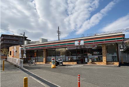 セブンイレブン徒歩8分